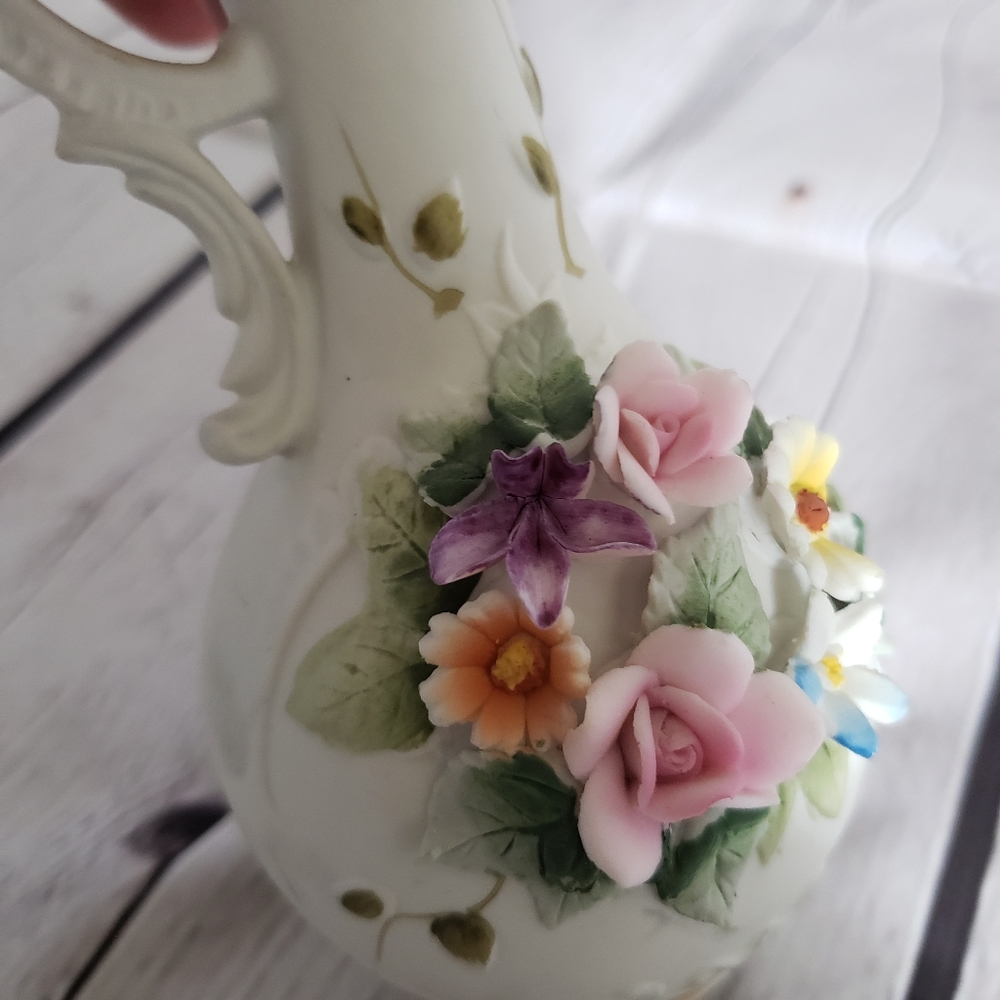 Lefton China 6 inch Floral Bud Vase Ivory Gold Painted Trim Handle - Picture 2 of 12